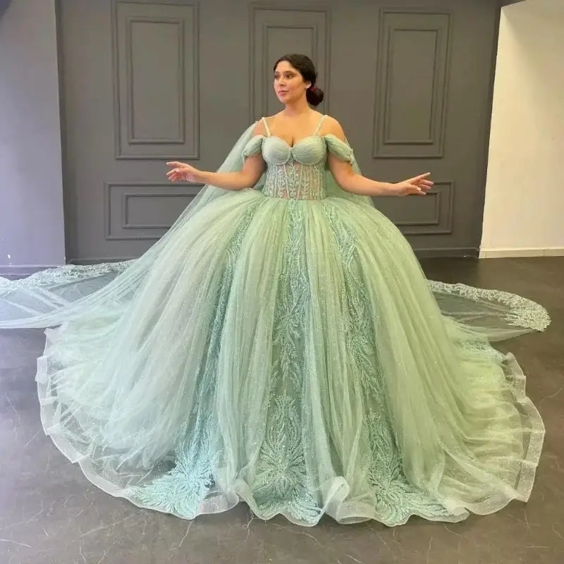 فساتين Quinceanera باللون الأخضر الحكيم مع كيب الكرة ثوب زين الدانتيل الديكور تول الدانتيل متابعة عارية الذراعين حفلة الأميرة الحلو 16