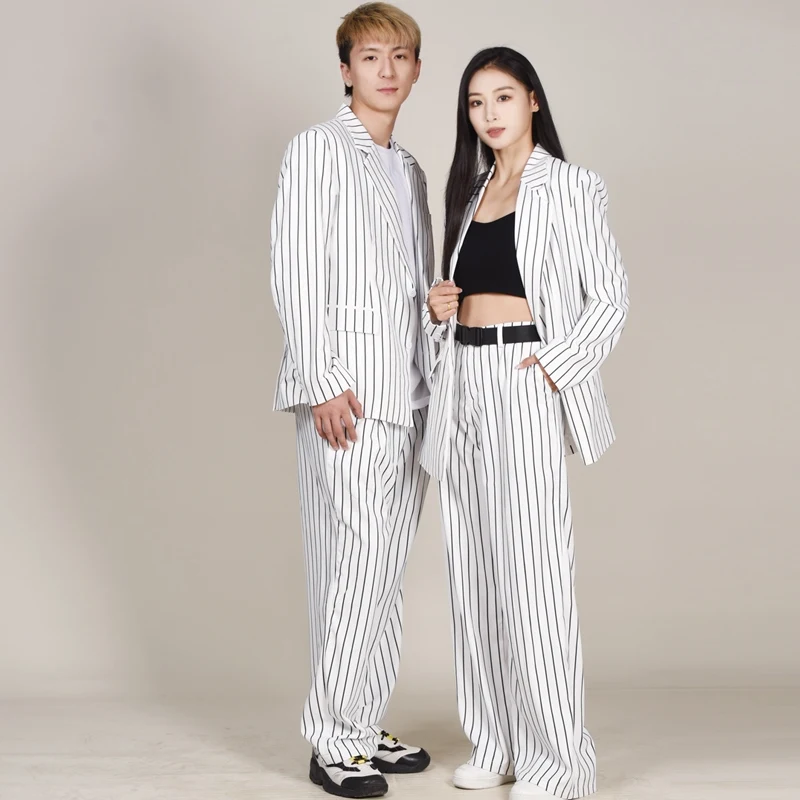 

2024 Modern Hip Hop Dance Clothing For Men Wide Leg Pants Retro Striped White Suit Women Group Gogo Dancers Stage Wear DN18875