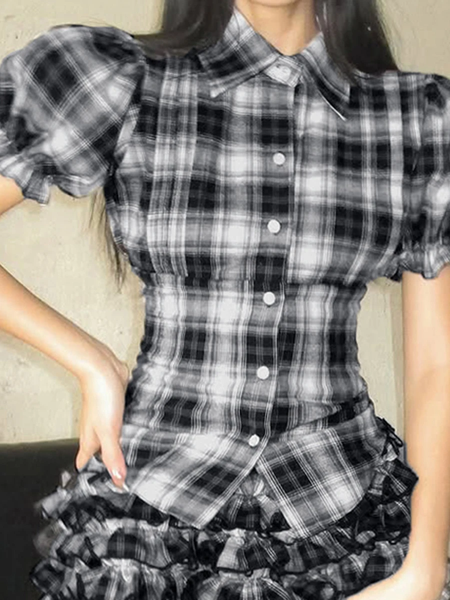 퍼프 슬리브와 라펠 칼라가 있는 여성용 체크 무늬 블라우스로 세련된 룩을 연출하는 여름 탑