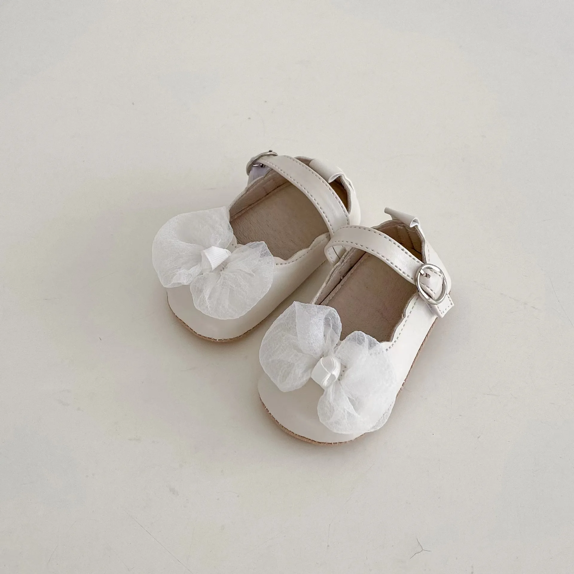 Girl's bubble wrap bow baby shoes are versatile, breathable, non slip, wear-resistant, and soft soled for all seasons