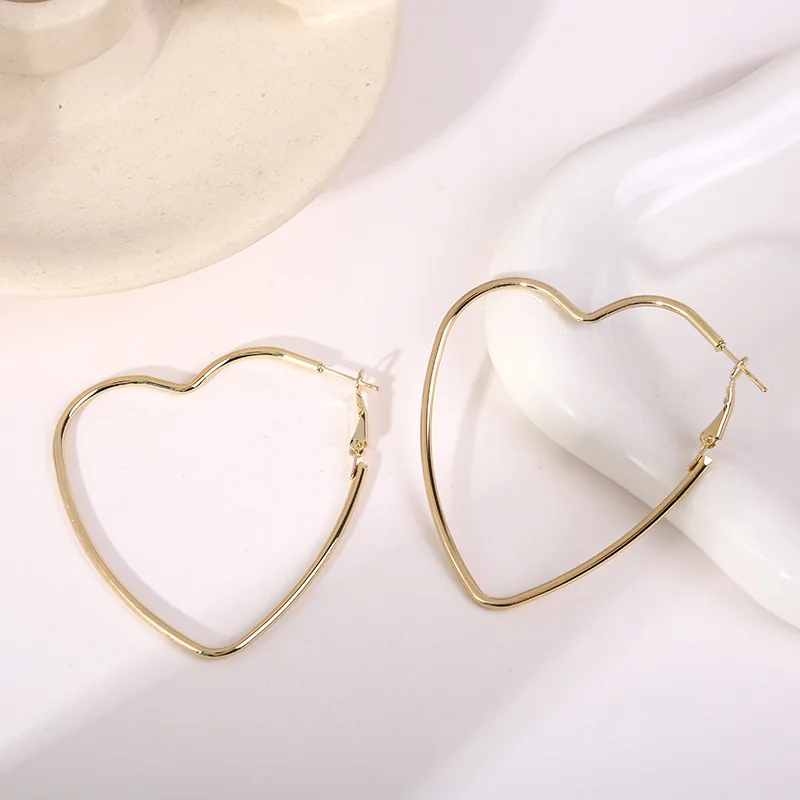 European Exaggerated Heart Hoop Earrings for Women Gold Color Metal Hollow LOVE Hearts Loop Earrings aretes de mujer 2024