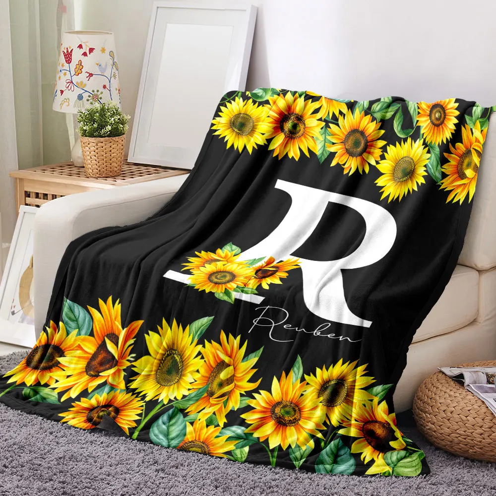 بطانية ريوبين عباد الشمس - أبيض نابض بالحياة 'R' مع عباد الشمس الأصفر والأوراق الخضراء والحدود المزخرفة - رمي ناعم ومريح للمنزل