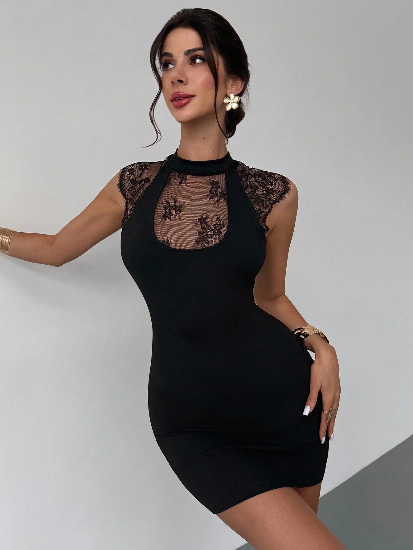 Une robe de soirée noire avec une sensation haut de gamme, une robe slim en patchwork de dentelle pour la période d'anniversaire ambigueuse