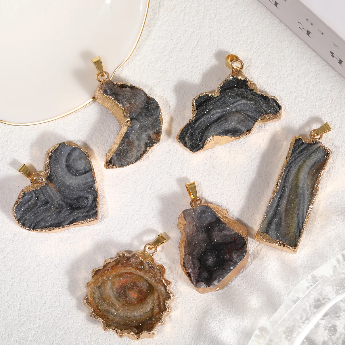 

Fashionable Handmade DIY Natural Crystal Pendant for Women Men Moon Heart Cloud Necklace Pendant Luxury Jewelry Accessories