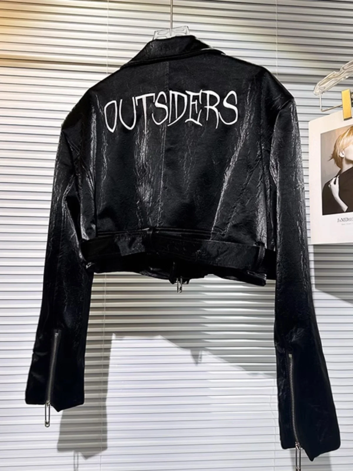 جاكيت نسائي من الجلد الصناعي المطرز بتصميم فتاة البانك، موديل جديد للربيع، أنيق للتنقل اليومي، تصميم مستقيم