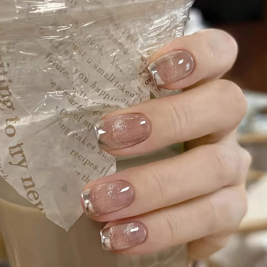 10 قطع من أظافر القطط الفرنسية الراقية المصنوعة يدويًا من ضوء القمر الأبيض، رقعة أظافر قصيرة خفيفة الوزن للنساء