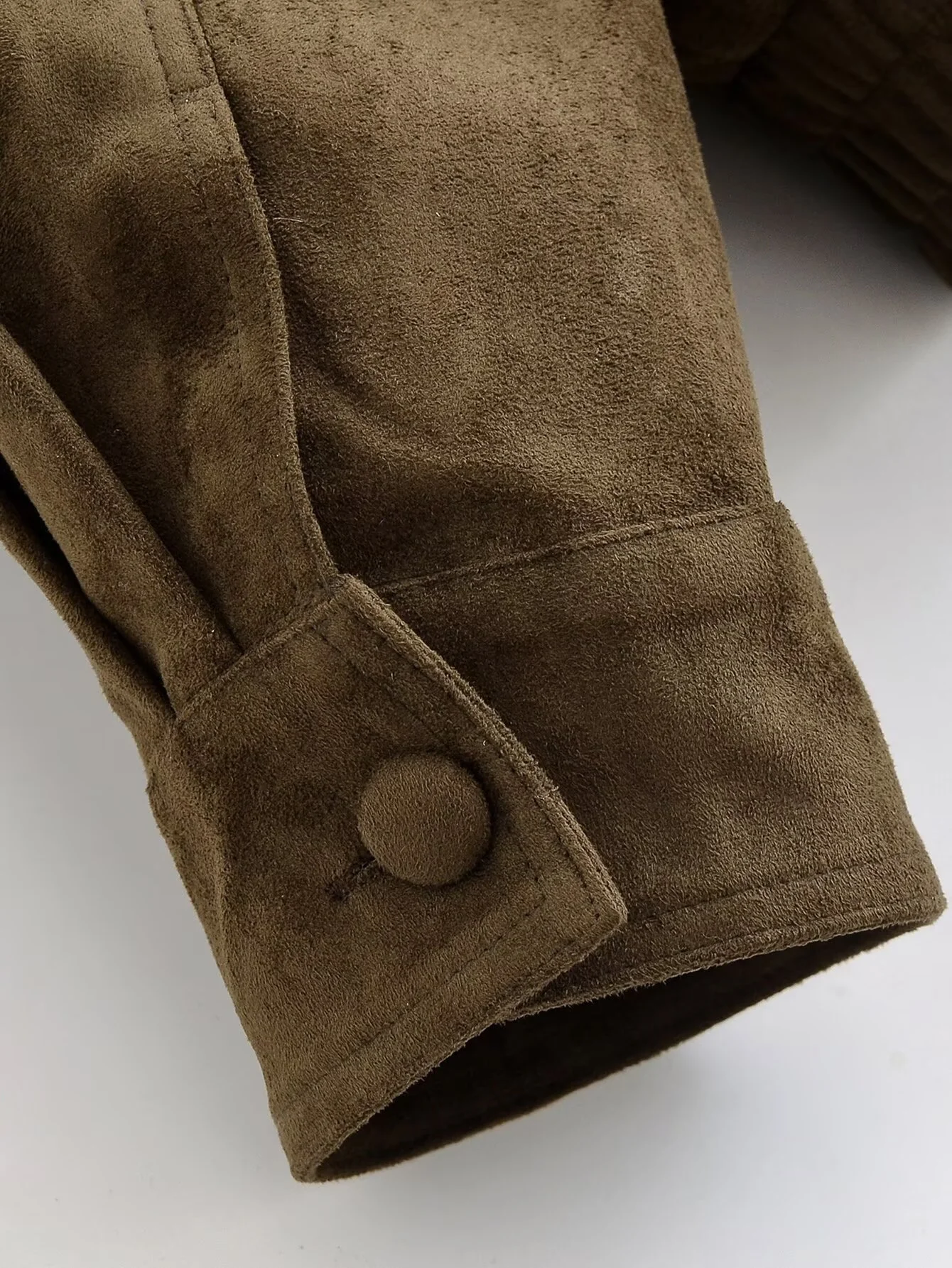 سترة نسائية شتوية جديدة لعام 2025 عصرية وبسيطة قابلة للفصل وياقة من الفرو وأكمام طويلة وكتلة ألوان من الفرو الصناعي