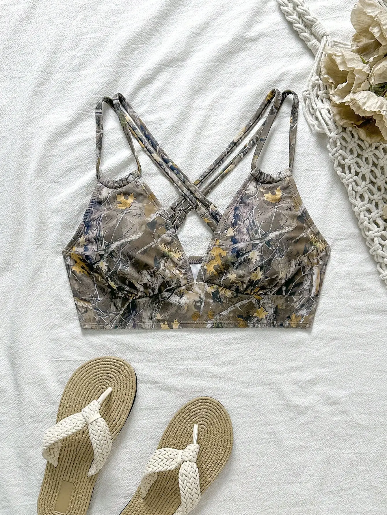 

Треугольный топ бикини с камуфляжным принтом и перекрестными бретелями для пляжного отдыха