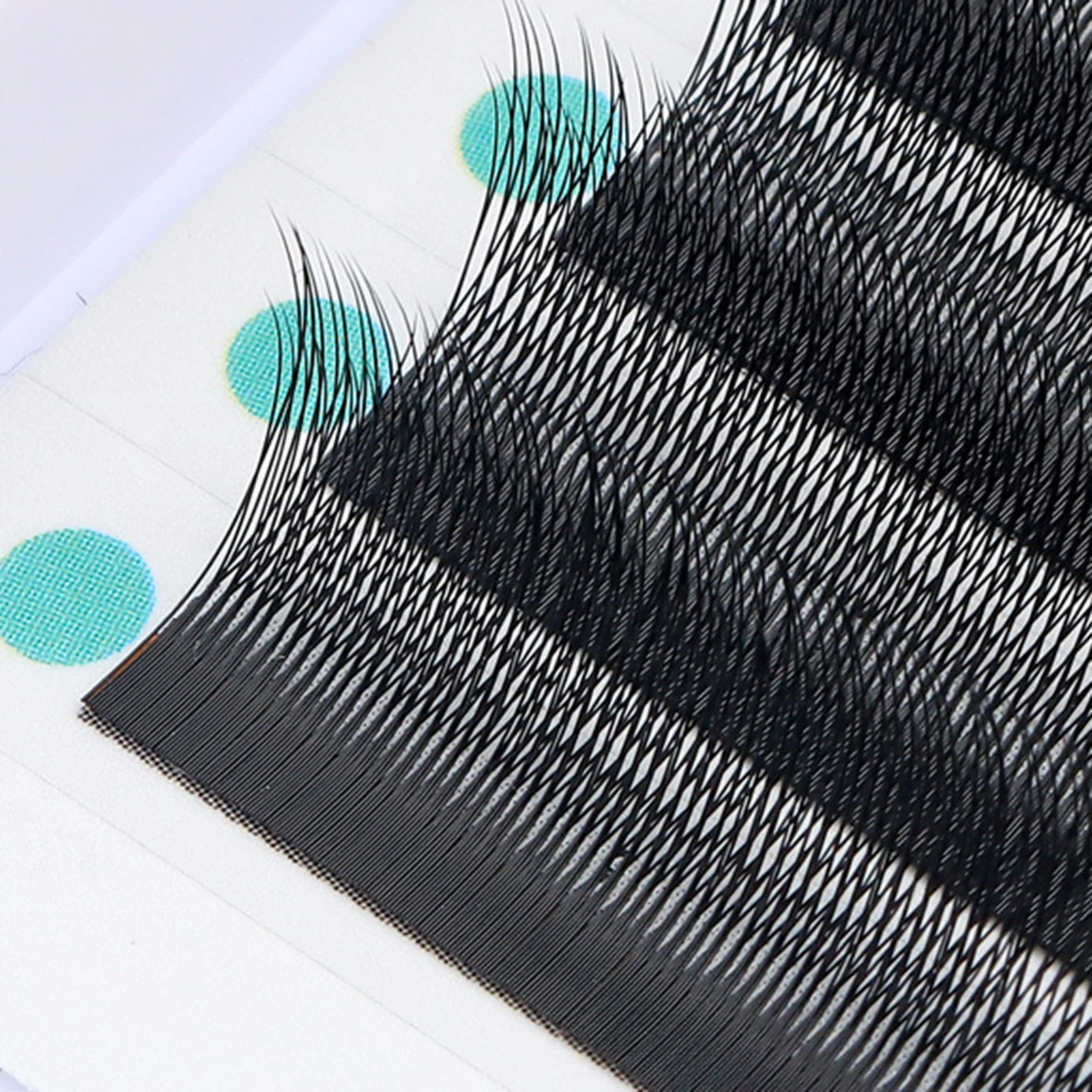 Weiche doppelschichtige falsche Wimpern 0,07 mm B+C Curl Voluminöse blühende Wimpernverlängerungen für natürliches Korea-Faux-Nerzwimpern-Make-up