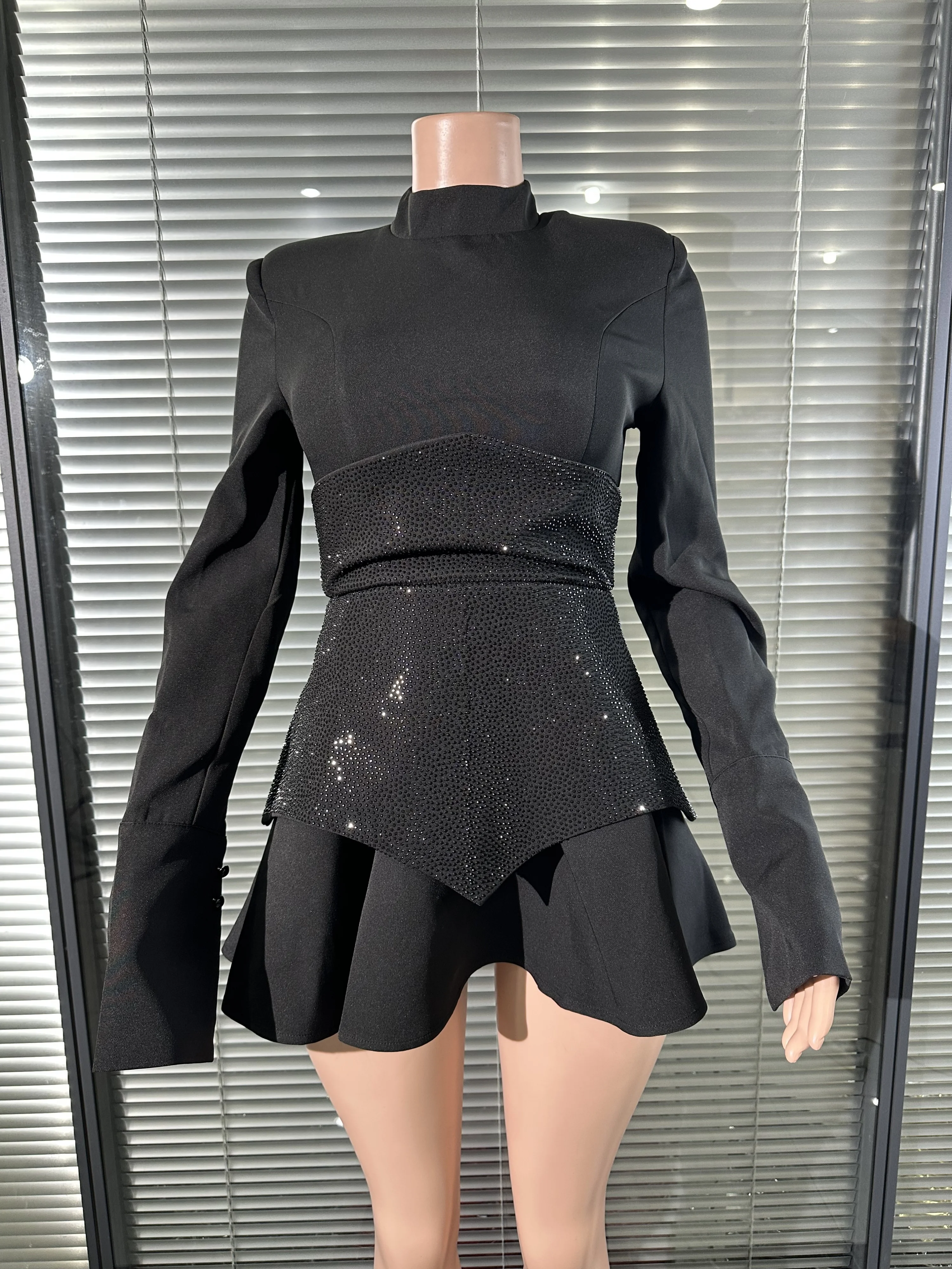 

Минималистичное черное роскошное сексуальное платье трапециевидной формы с длинными рукавами и блестками на талии и бриллиантами, мини-длина, вечернее платье знаменитостей