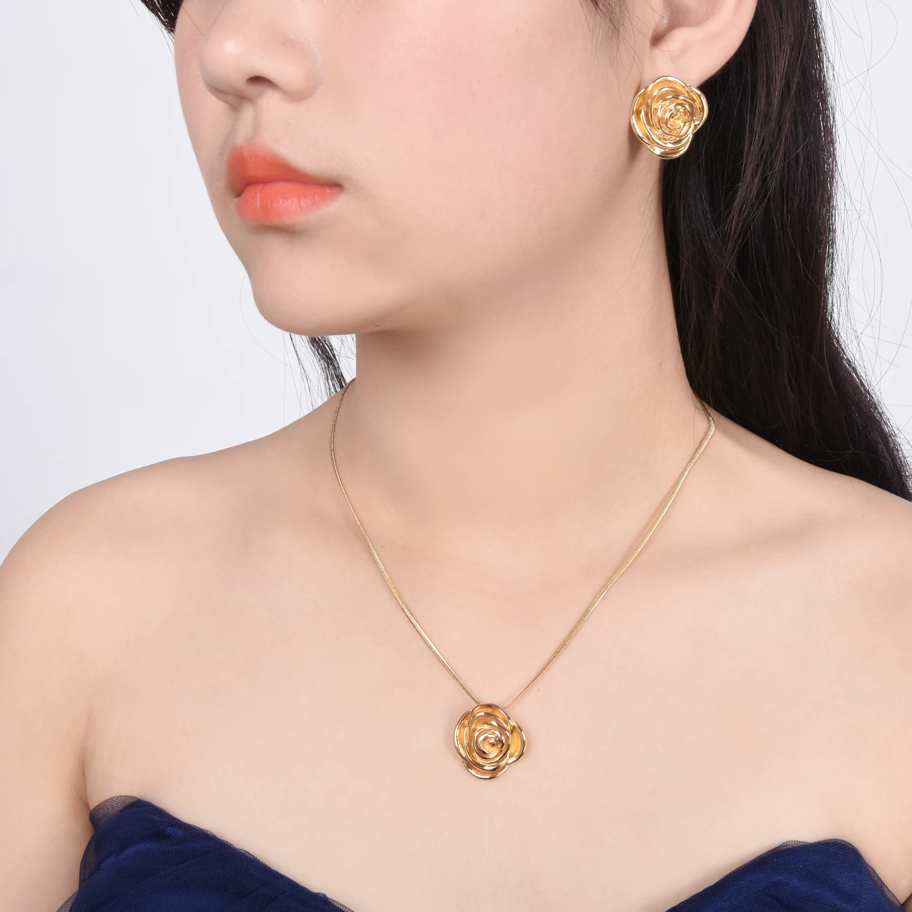 Cross-border vintage Western replica brass electroplated real gold smart flower single pendant necklace earrings set