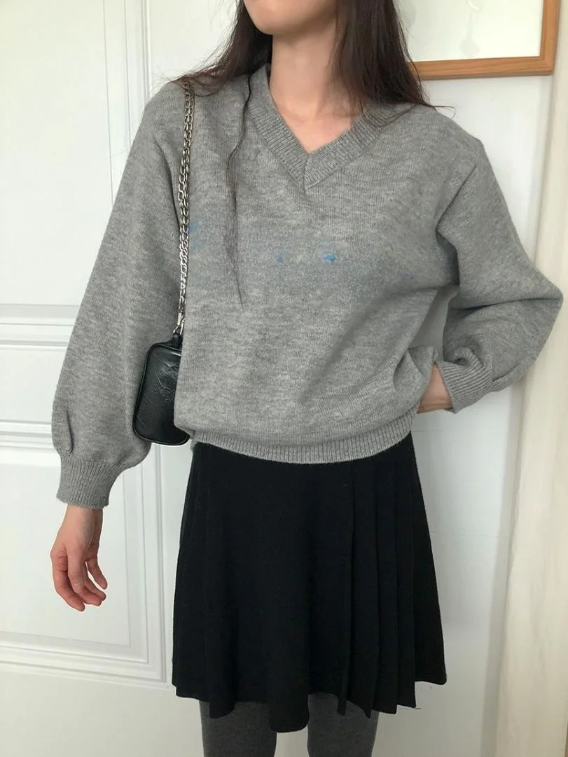 Sweter retro z haftem angielskim, dekolt w serek, luźny krój, dzianina, uniwersalny, wygodny, casualowy, idealny na zimę, do dojazdów do pracy, modny.