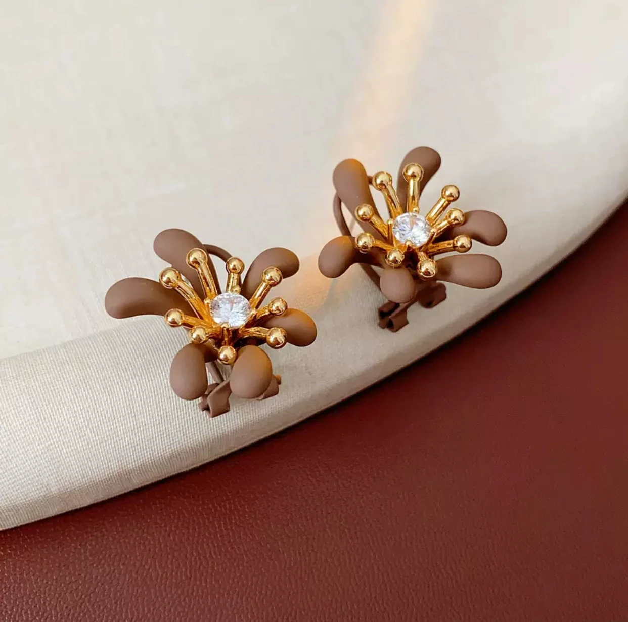 Floral stud earrings: fashionable, elegant, sweet, and charming; luxurious and high-end ear accessories for women.