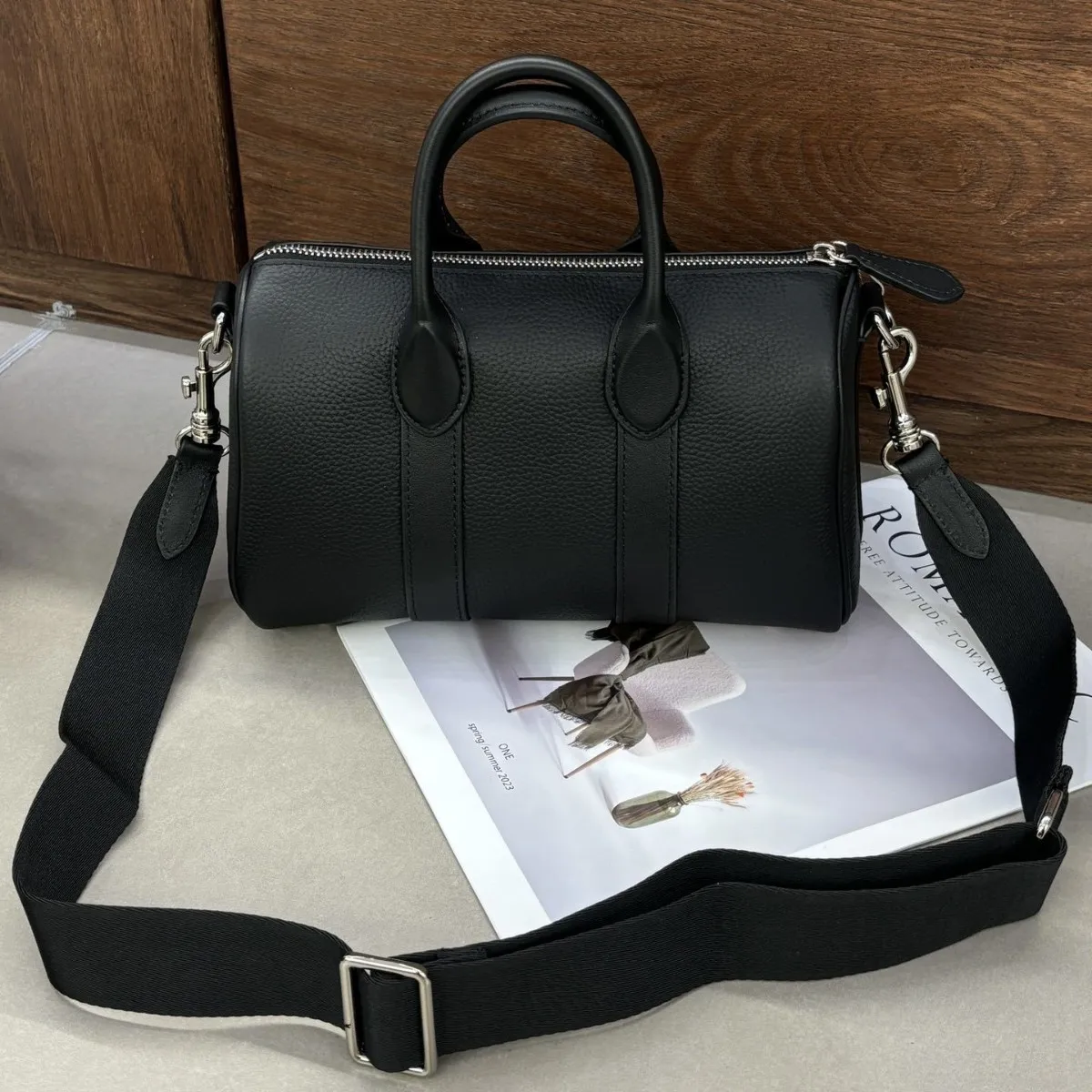 

Spring 2026 Classic Boston Pillow Bag Casual Mini Leather Handbag Men's and Women's Commuter Messenger Bag