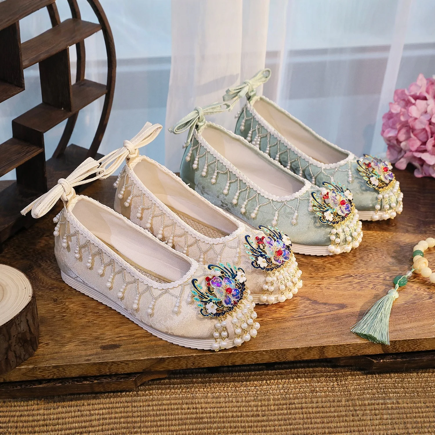 

Новые китайские вышитые туфли для женщин с увеличенной высотой стельки, для традиционной китайской одежды, с кисточками, хлопковые, для свадебных церемоний Сюхэ