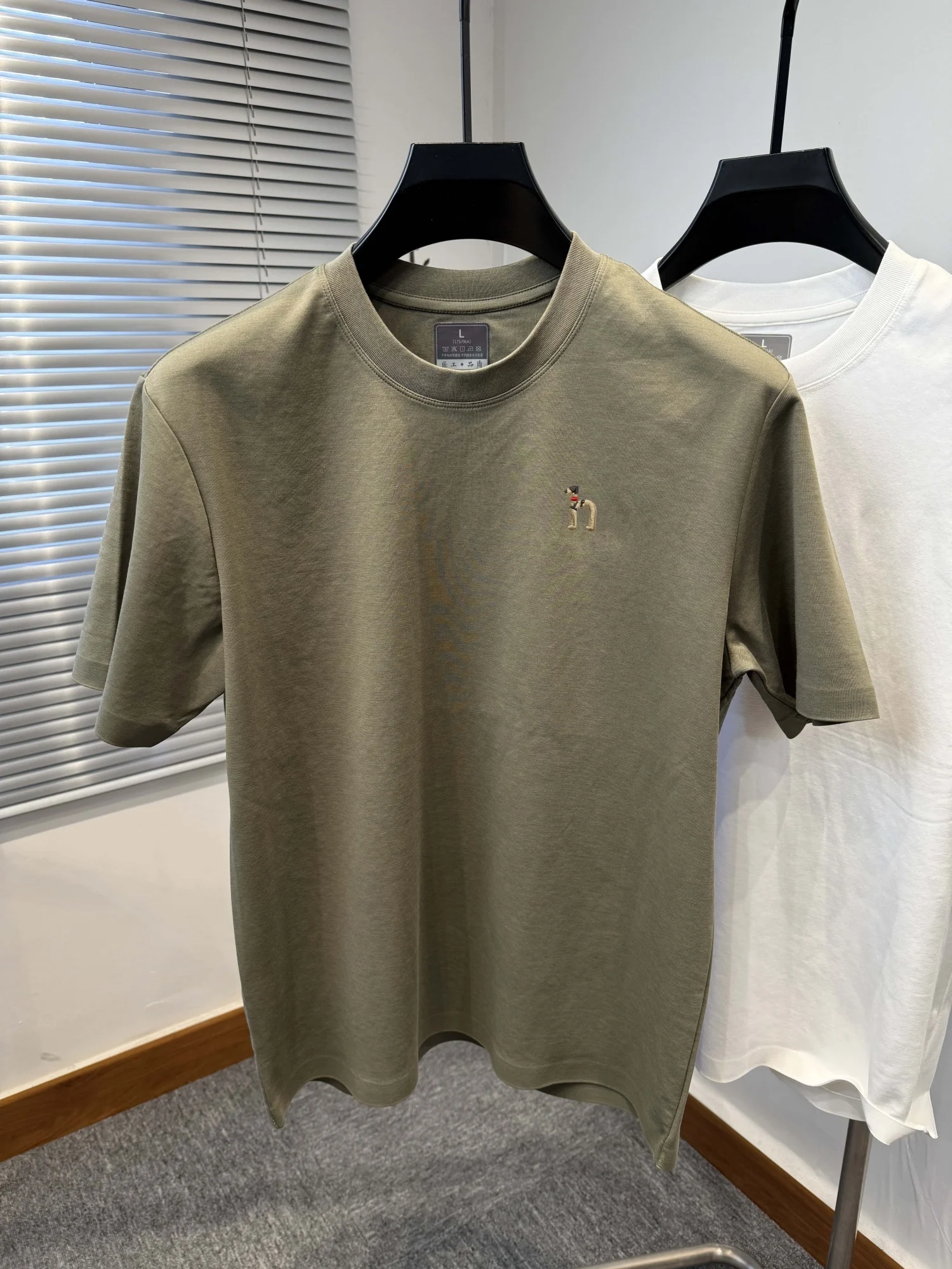 Premium Herren Baumwoll-T-Shir – Embroidery Premium Bewertung und Preis