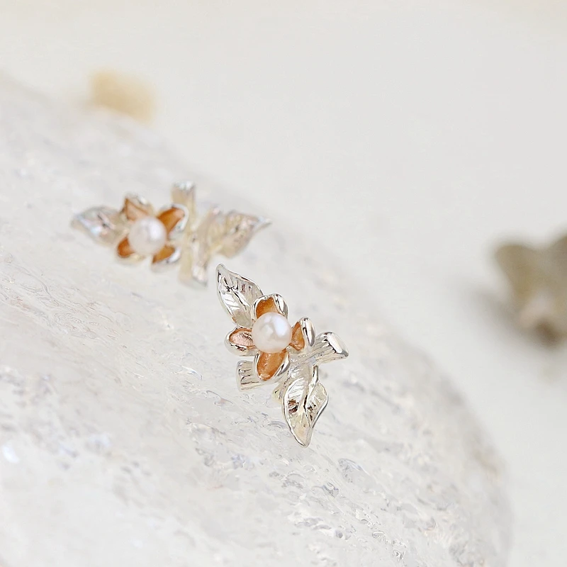 

Small Delicate 925 Sterling Silver Earring Fashion Little Flowers Inlaid Natural Freshwater Pearl Earring Ladies Jewelry Gift