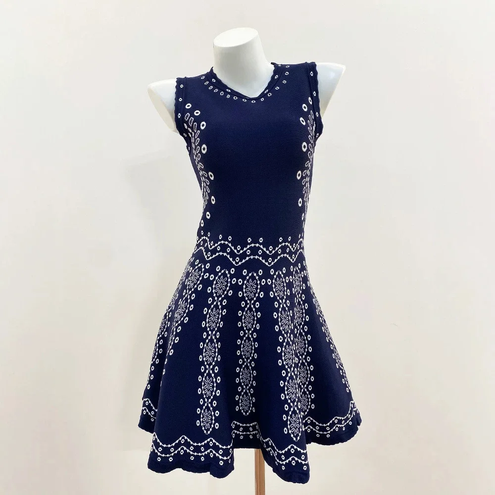 CHUJIE 2026 Summer New Arrival French Niche Design Knitted Color-block Jacquard Sleeveless Crew Neck Waist-tight Knitted Dress - Image 2