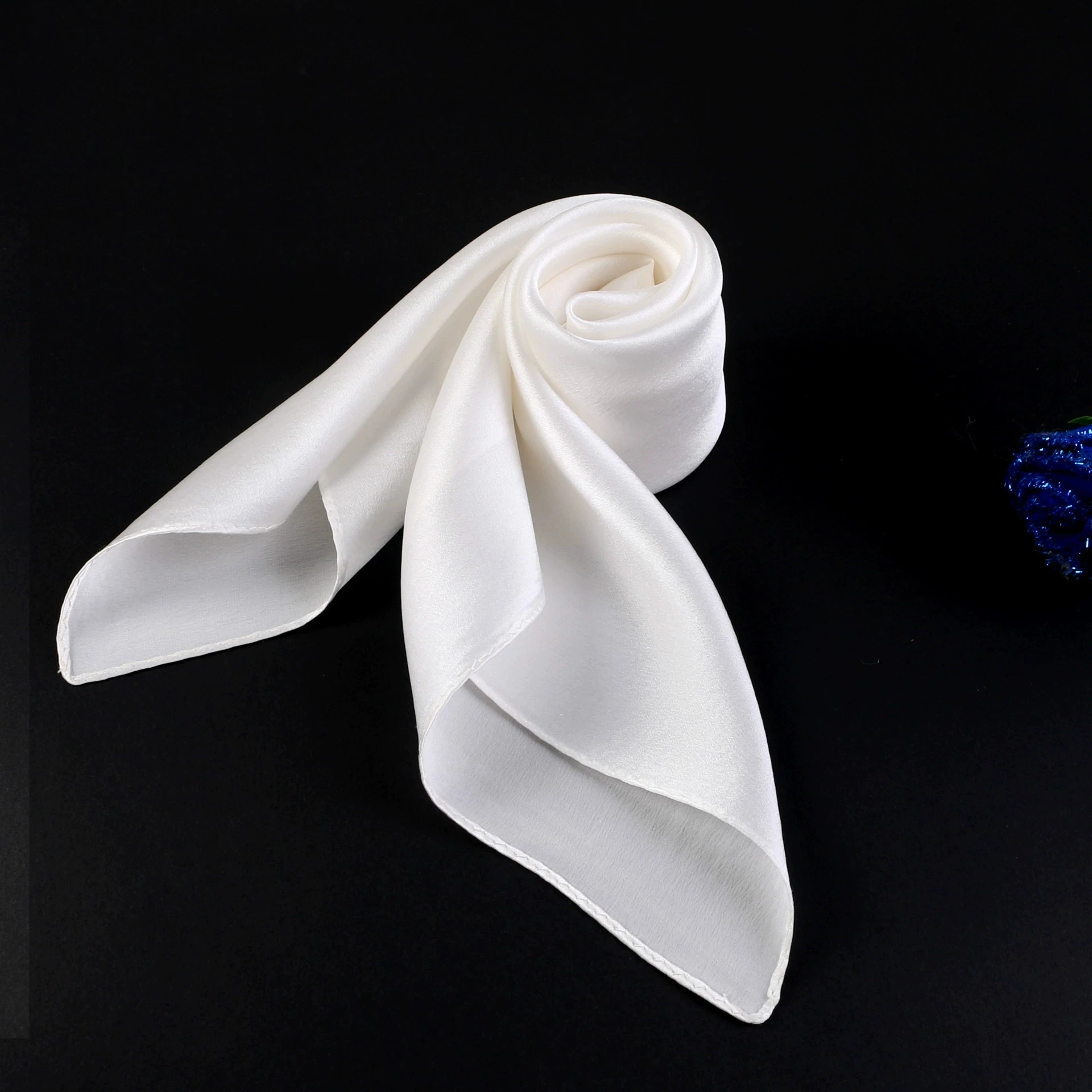 Wiosenno-letnia jednokolorowa – Scarf Silk Square recenzja i cena