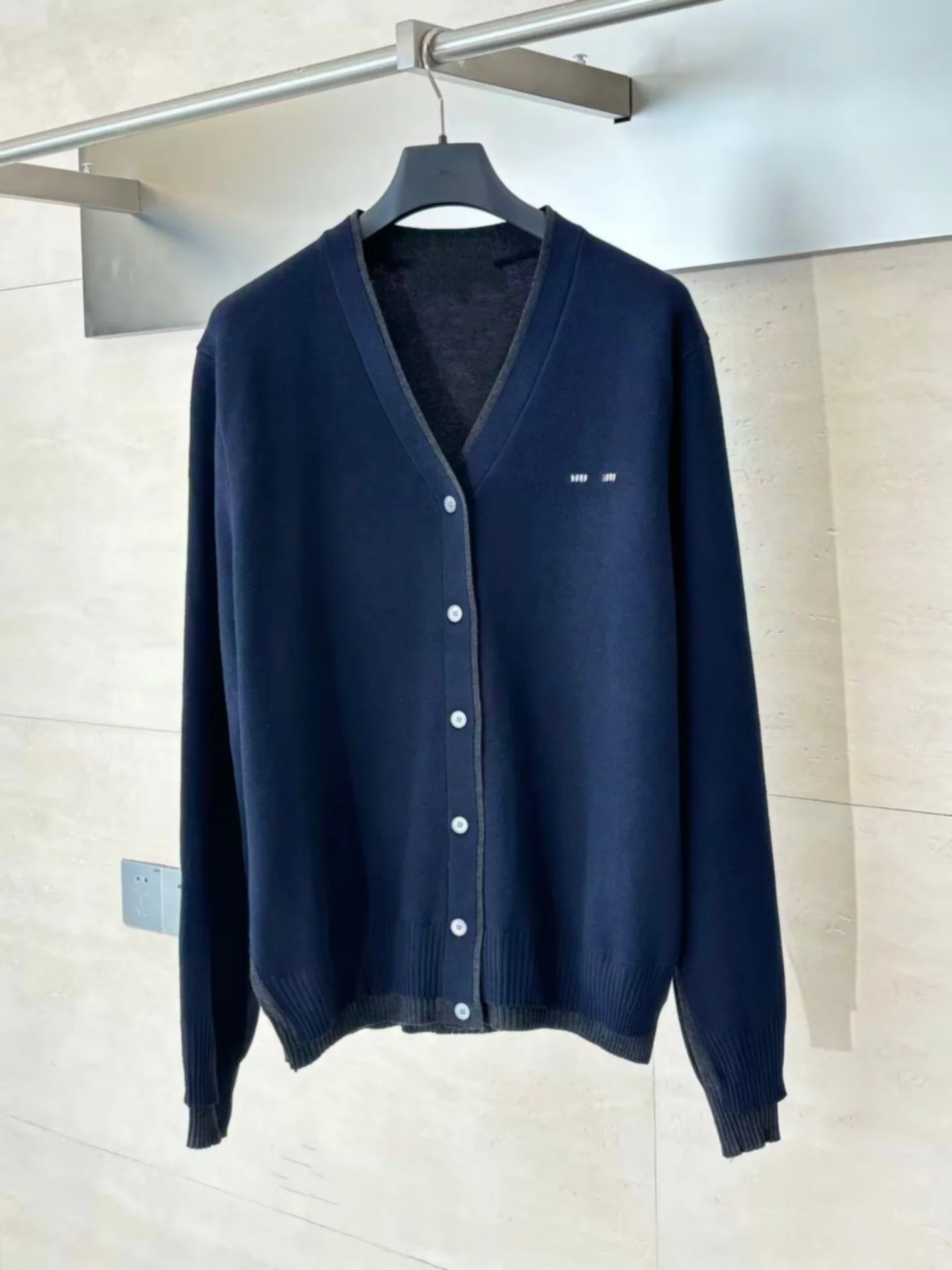 Soft Ele Cloud-Like Quali New Logo Embroidered Open Cardigan Sweater Color Blo Men's Knitted Woolen Long Sve V-Nec...