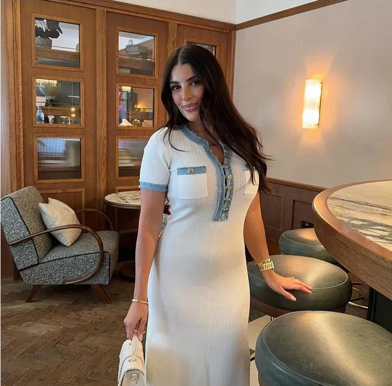 เดรสยาวทรงเข้ารูป แขนสั้น คอวี แต่งผ้าเดนิมและผ้าถัก แต่งกระดุม มีกระเป๋า เหมาะสำหรับผู้หญิง แฟชั่นทันสมัย เหมาะสำหรับใส่ไปทำงาน