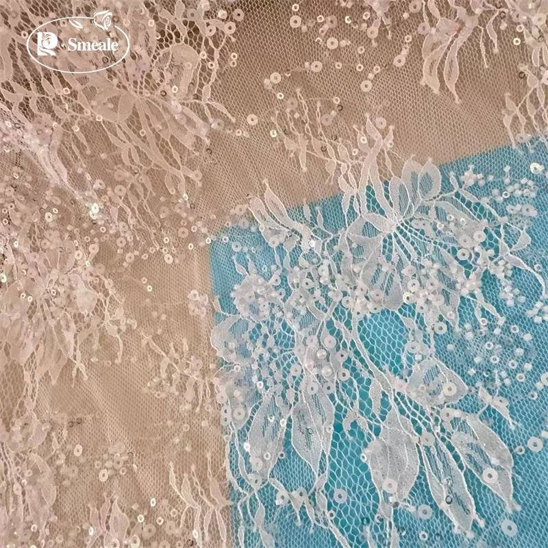 Perlenbesetzter Pailletten-Spitzenstoff, Kleine Blumenapplikation, Hochwertiger Glänzender Brautkleidstoff Neu – Detail 4