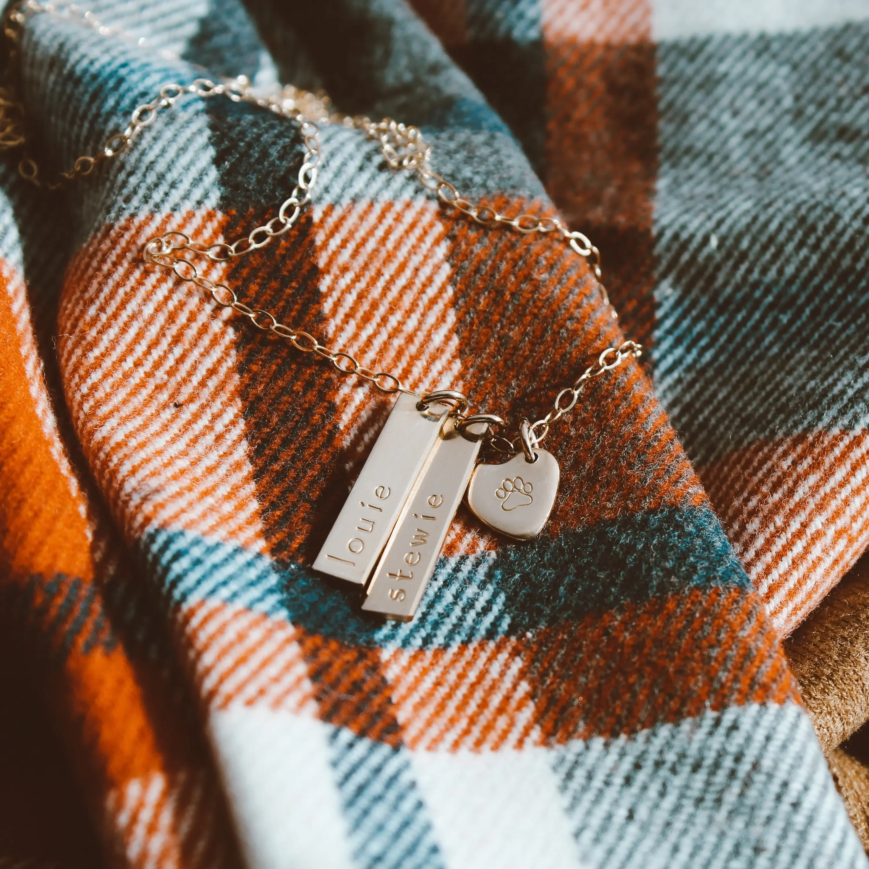 

Custom Vertical Name Pendant Deep Carving Personalized Paw Print Necklace Heart Shaped Dog Paw Charm Luxury Gift For Her Jewelry