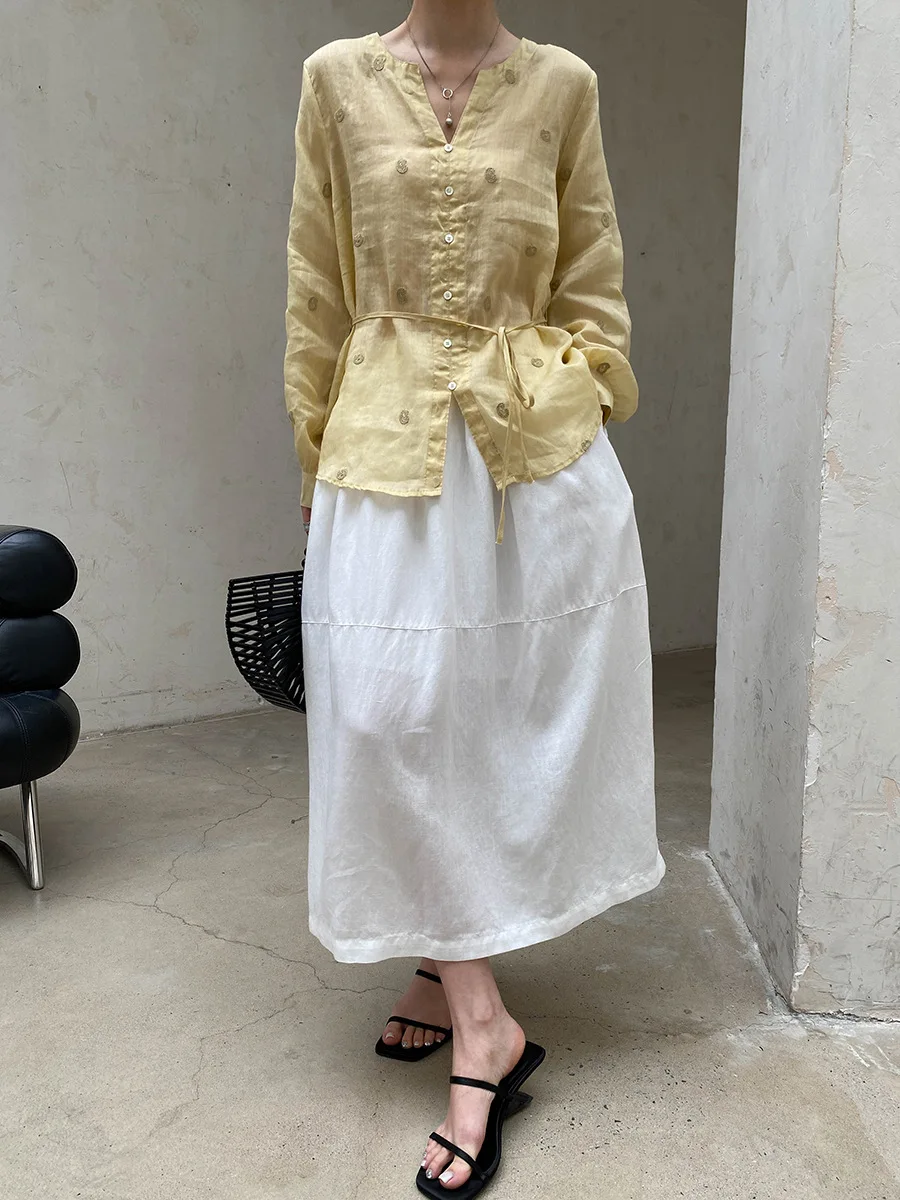 Sommerliches Damen-Shirt in unifarbenem V-Ausschnitt, locker geschnitten, mit Stickerei, für einen eleganten Look. – Detail 6