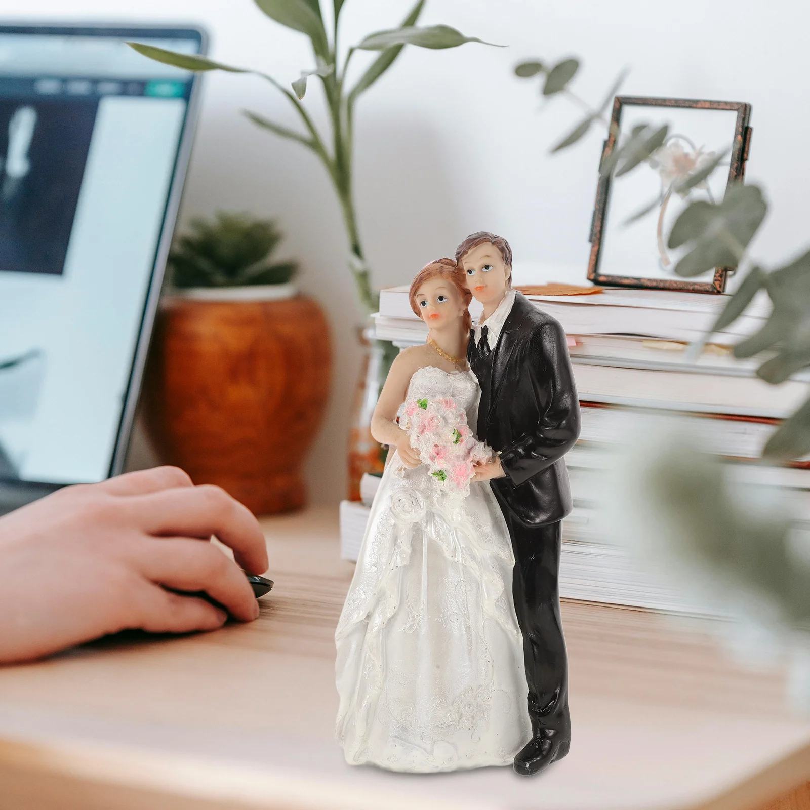 

Bride and Groom Resin Wedding Cake Topper Exquisite European Style Romantic Wedding Centerpiece Couple Cake Decoration