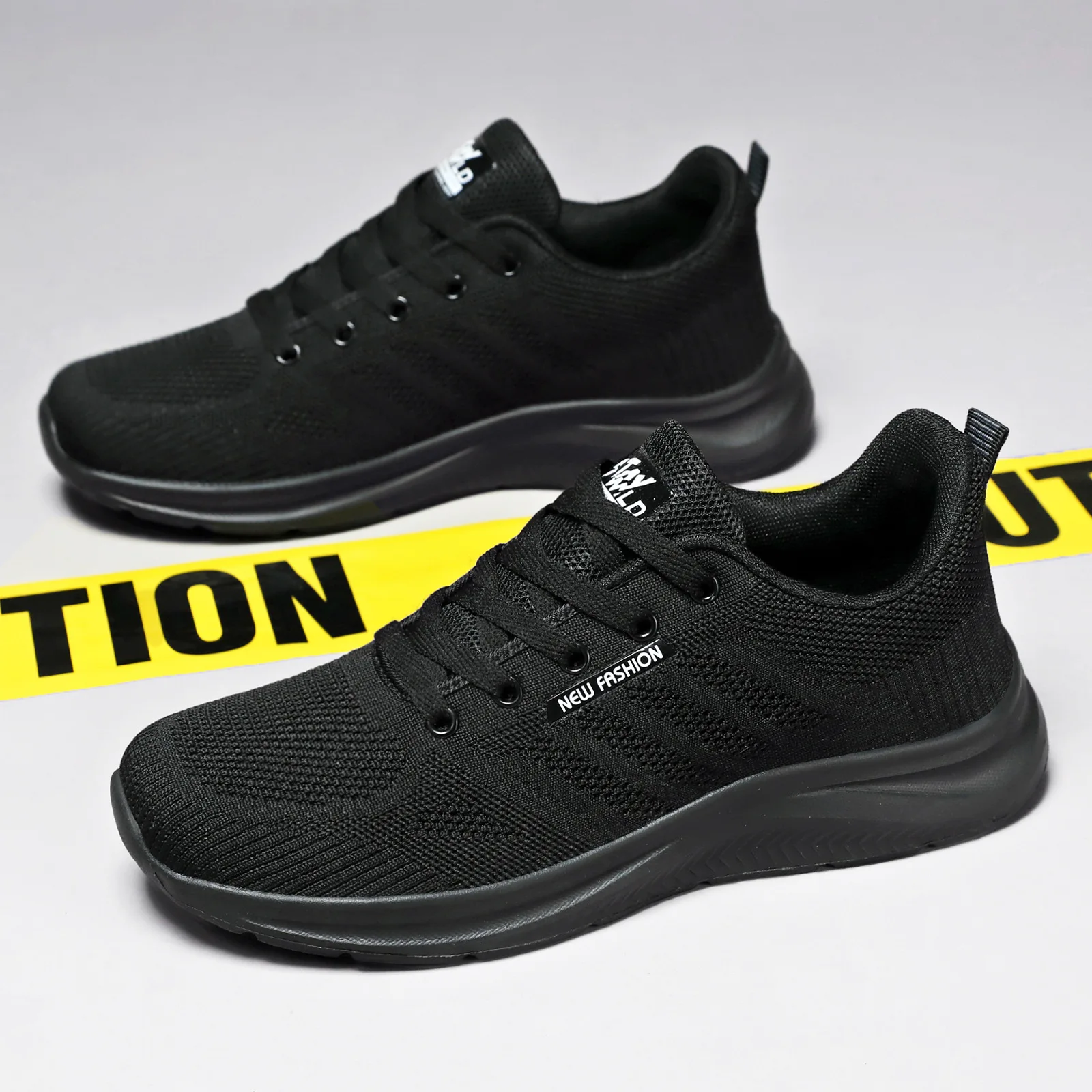 

Summer Men's Casual and Comfortable Running Shoes Korean Version Soft Sole Breathable Trendy Sports Shoes Suitable for Daily Use