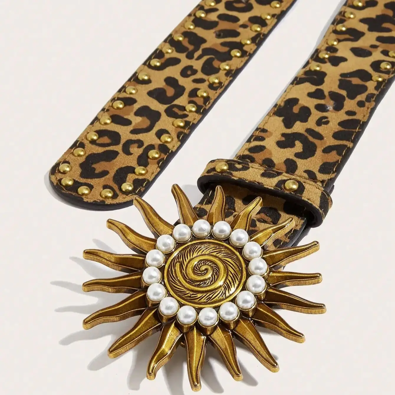 حزام جينز نسائي Y2K ذهبي فاتح فاخر وأنيق بإبزيم معدني من الشمس ببرشام ذهبي وطبعة الفهد، إكسسوار متعدد الاستخدامات