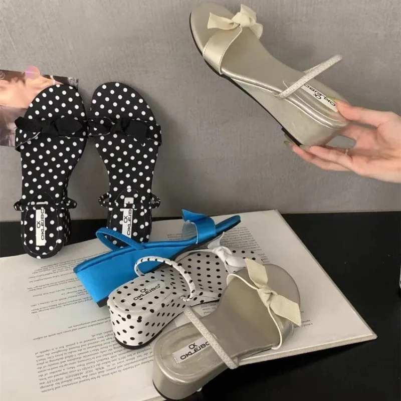 

Женские тапочки на танкетке в стиле ретро, на высоком каблуке с неглубоким носком, новинка лета 2023, модные сандалии на платформе, женская обувь с открытым носком и зажимом