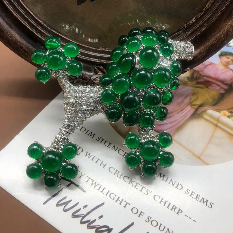 Elegant Green Puppy Brooch Rhinestone Animal Pin Suit Corsage Safety Pin Evening Dress Jewelry Banquets Birthday Gifts for Women