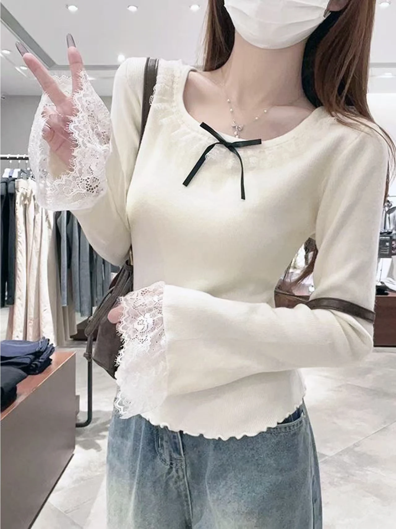 เสื้อไหมพรมแขนยาวทรงเข้ารูปสำหรับผู้หญิง ดีไซน์ผูกโบว์  ใส่เป็นเสื้อตัวในหรือเสื้อตัวนอกได้  รุ่นใหม่สำหรับฤดูหนาว