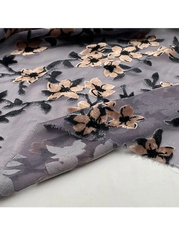 Fondo in seta grigio argento Tessuto di velluto bruciato Abito jacquard cavo Abbigliamento Cheongsam trasparente 1