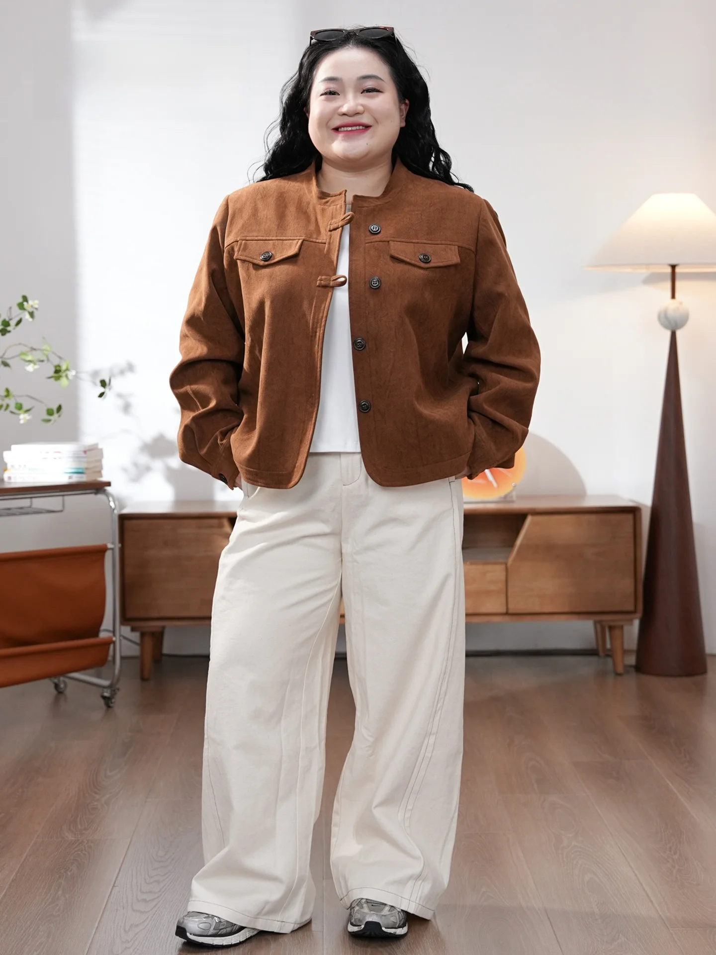 Jaqueta de Veludo Cotelê Outonal em Cor Castanha Tamanho Grande Feminina Casual em Tecido de Poliéster Moda para Mulheres