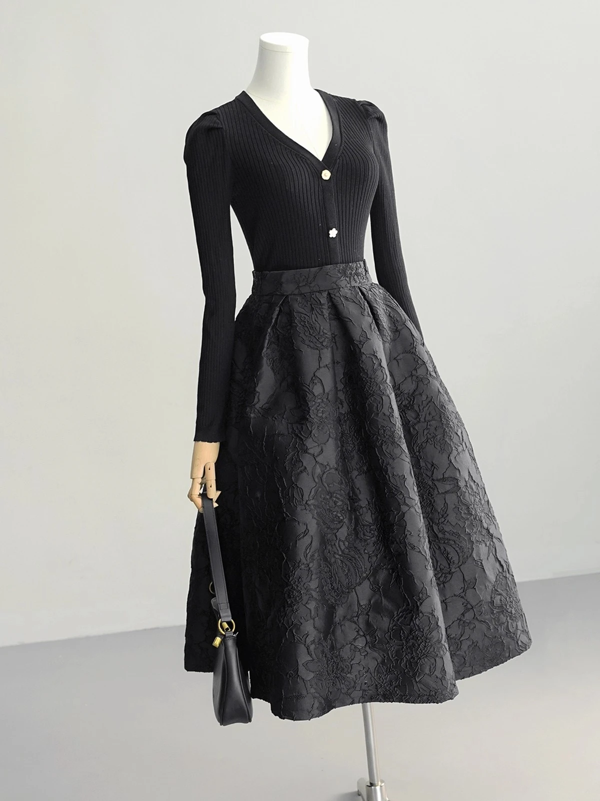 

Spring and Autumn New Women's Half Length Skirt, Retro A-line Edition Black Fashionable Elegant Pleated Long Skirt
