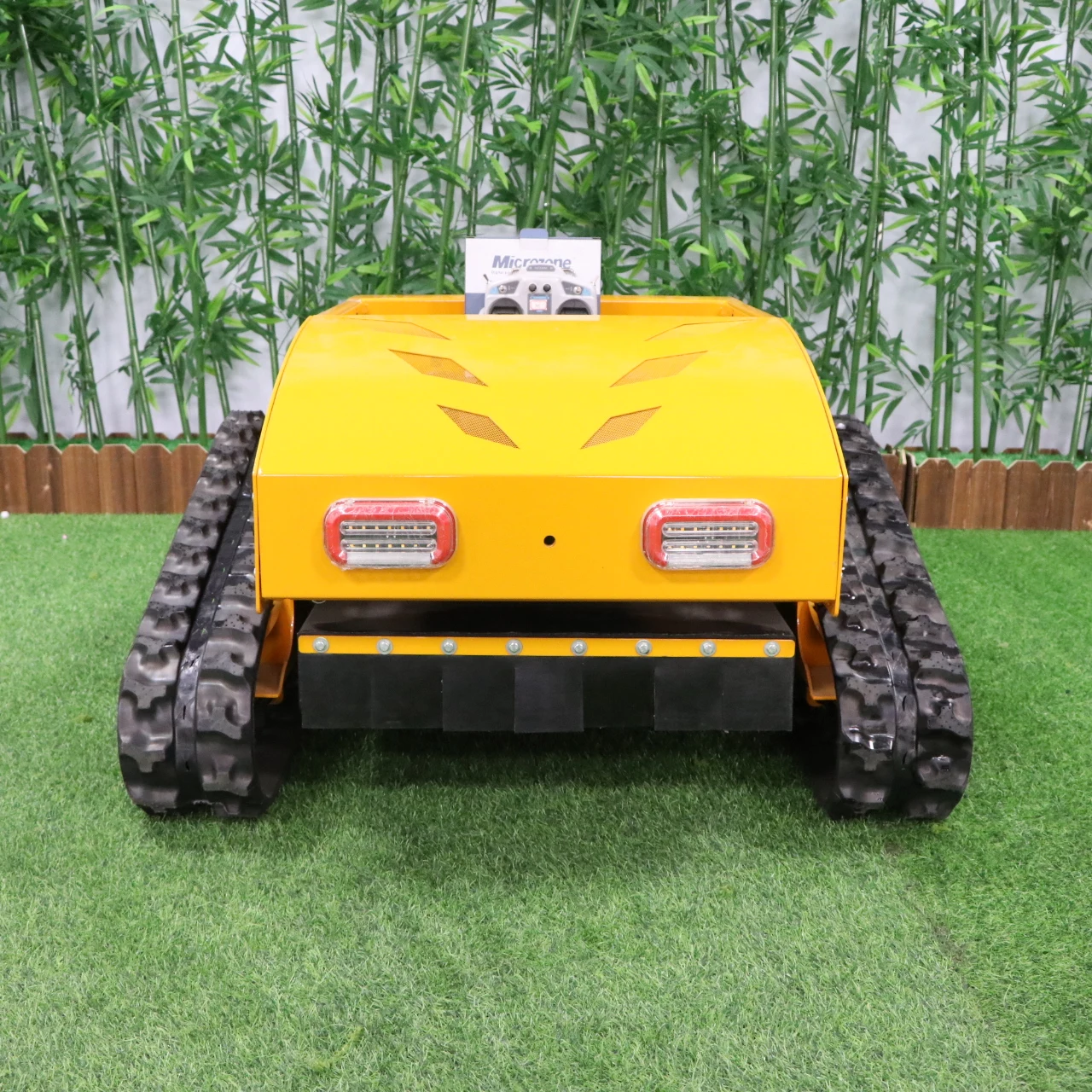 

Индивидуальная миниатюрная газонокосилка на гусеничном ходу с дистанционным управлением, способная преодолевать подъемы под углом 60 градусов, для защиты склонов в садах и прополки зарослей на пустырях.