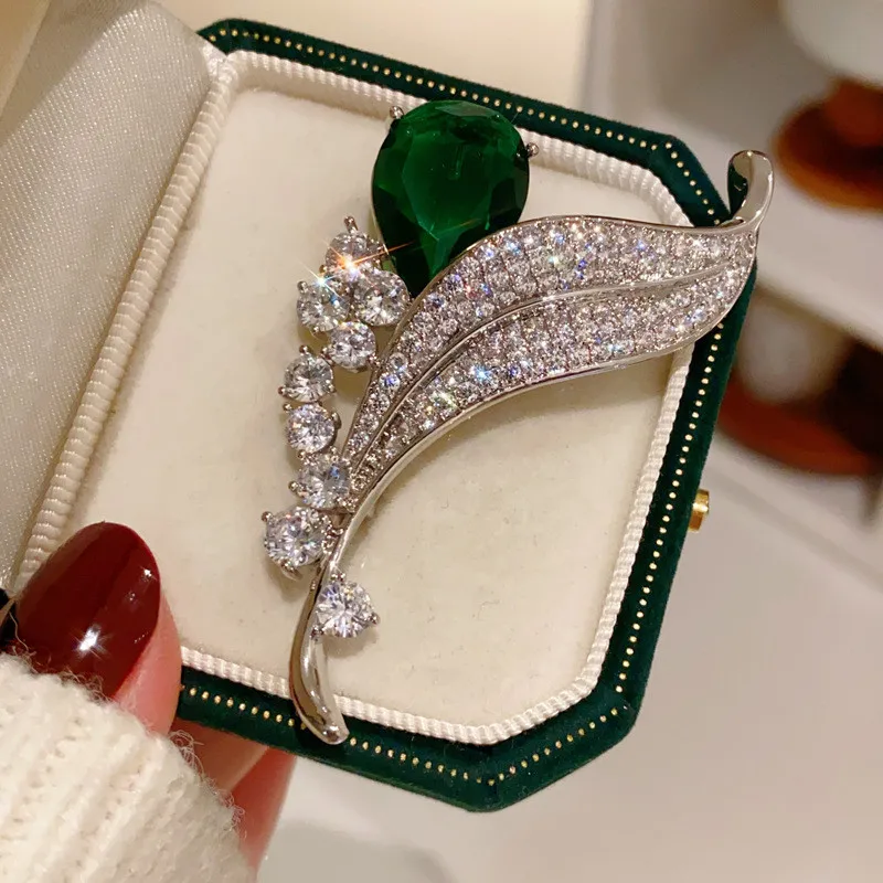 CC Brooches Imitation Emerald Leaf Shape Shining Zirconia Temperament Sweater Pins Luxury Corsage High-end Badges Jewelry B26