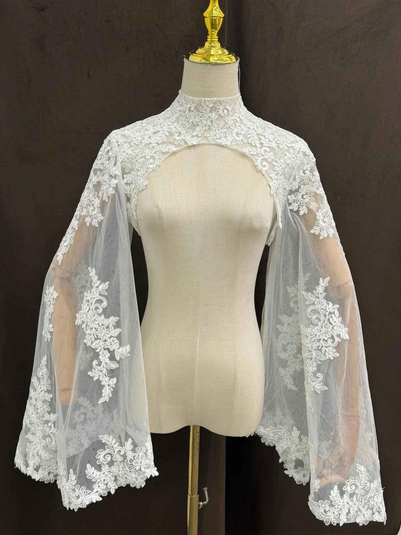 

Customized Keyhole Back Wedding Boleros Lace Appliques Full Sleeves Soft Tulle Bride Shrugs Bridal Top Cover for Wedding Dress