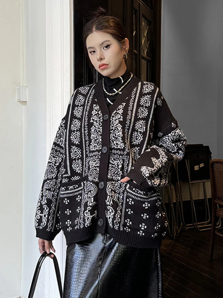 [EAM] Black Pattern Big Size Vintage Knitting Cardigan Sweater V-Neck Long Sleeve Women New Fashion Spring Autumn 2024  1DH7697