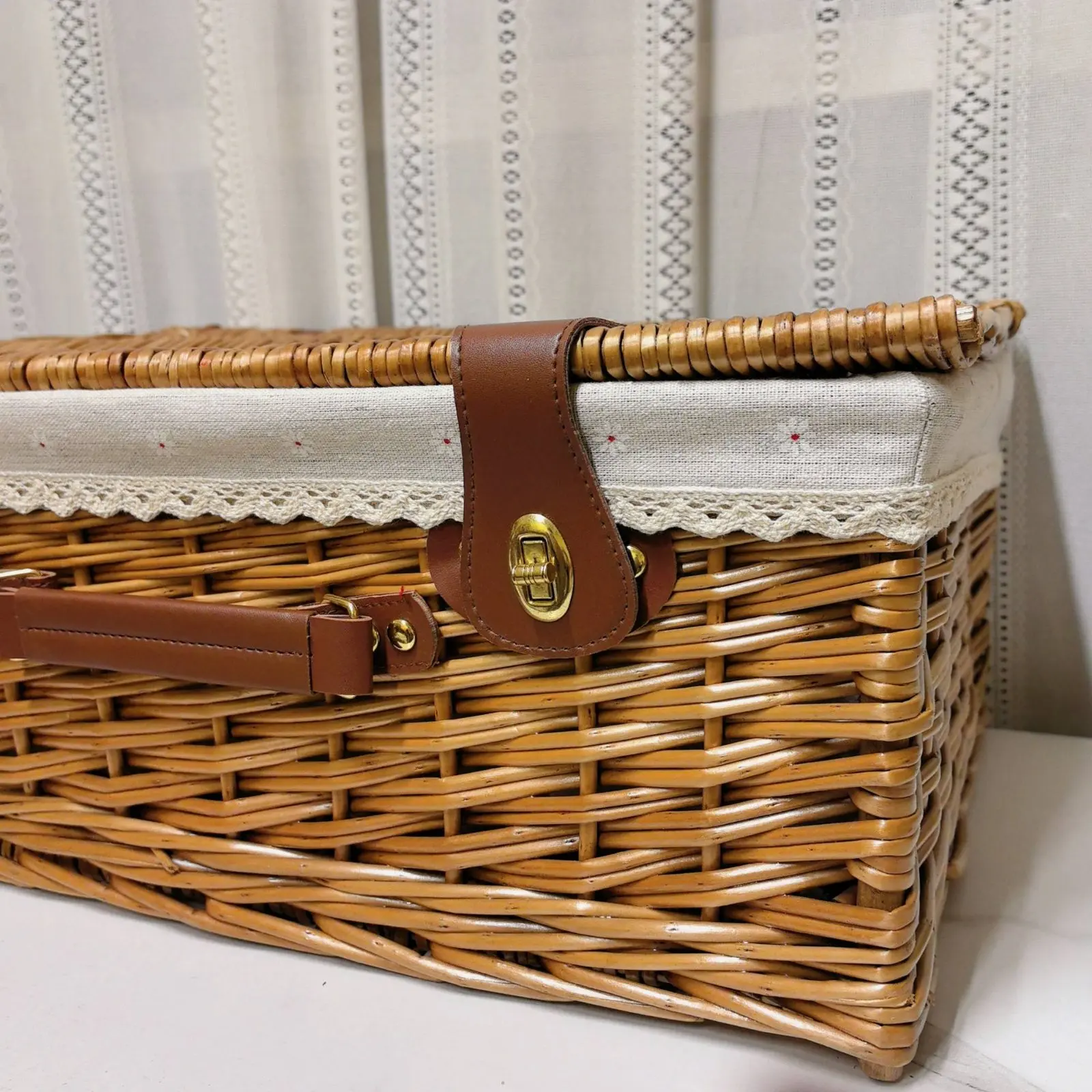 Vintage Picnic Basket Decorative Lidded Carry Basket Wicker Storage Box Built-in Handles Lightweight