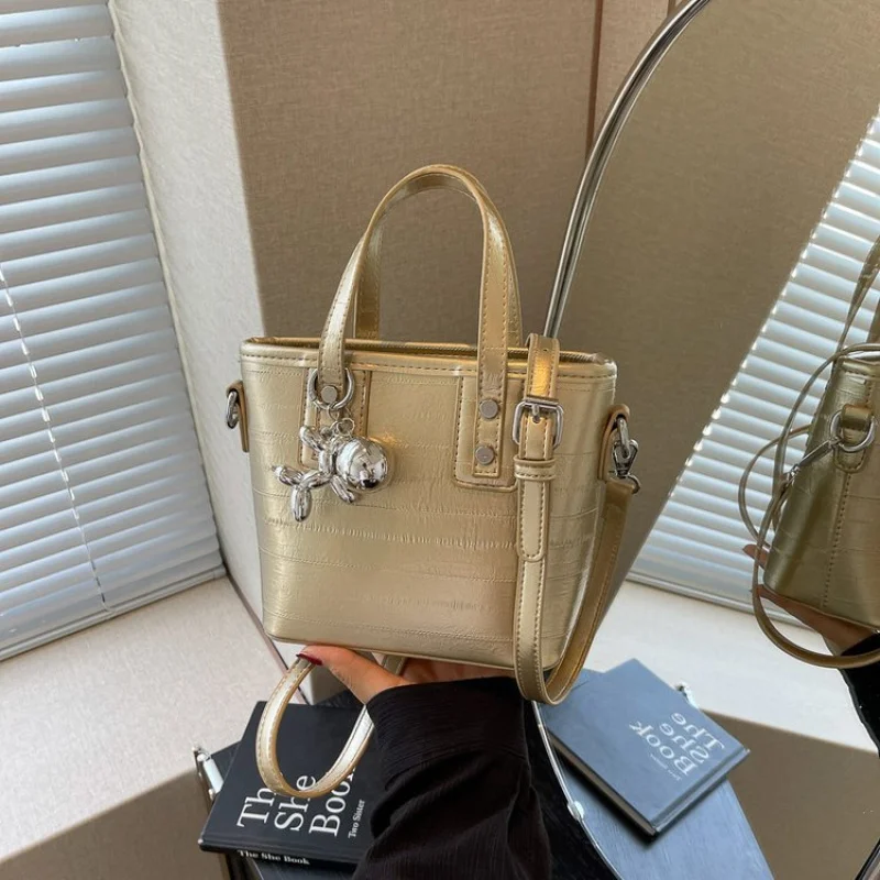 

Elegant Designer Tote Bag Minimalist With Letter Logo Trendy For Business Women And Leisure
