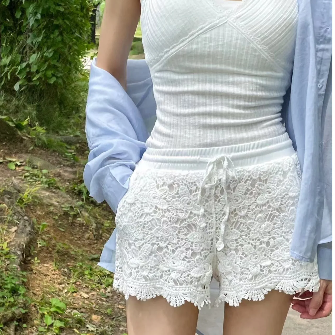 Casual Hohe Taille ort Hosen frauen Sommer Faul Hohl Stickerei Blume Abnehmen Spitze Trim A-Line Dstring Breite Bein Hosen