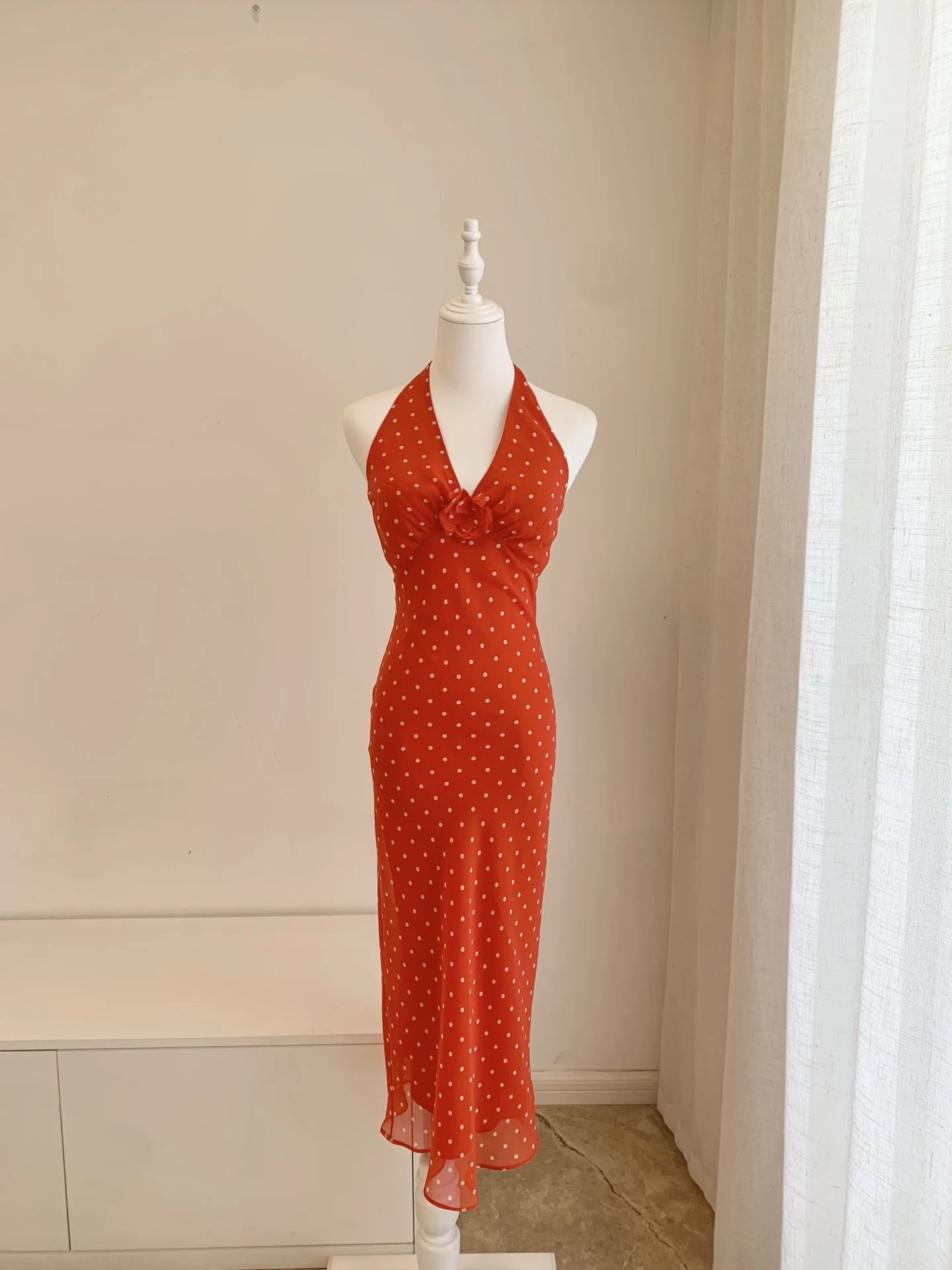 100% Silk Women Polka Dot Print Dress 3D Flower Decoration Halter V-Neck Backless High Waist Fashion Slim Red Midi Robe - view 3