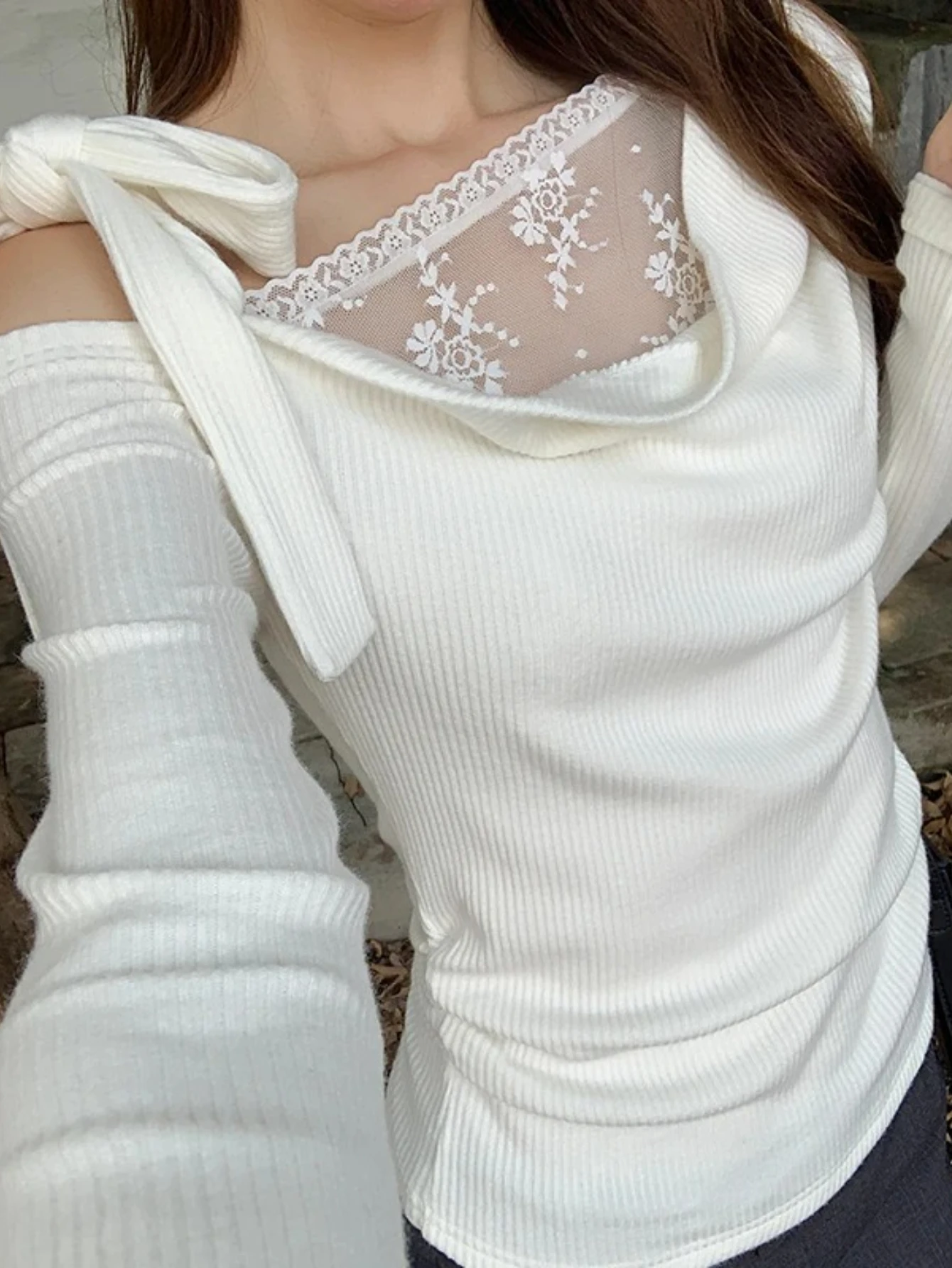 

White Lace-spliced Sloping Shoulder T-shirt for Women New Autumn Slim-fitting Lace-up Long-sleeve Casual Tops