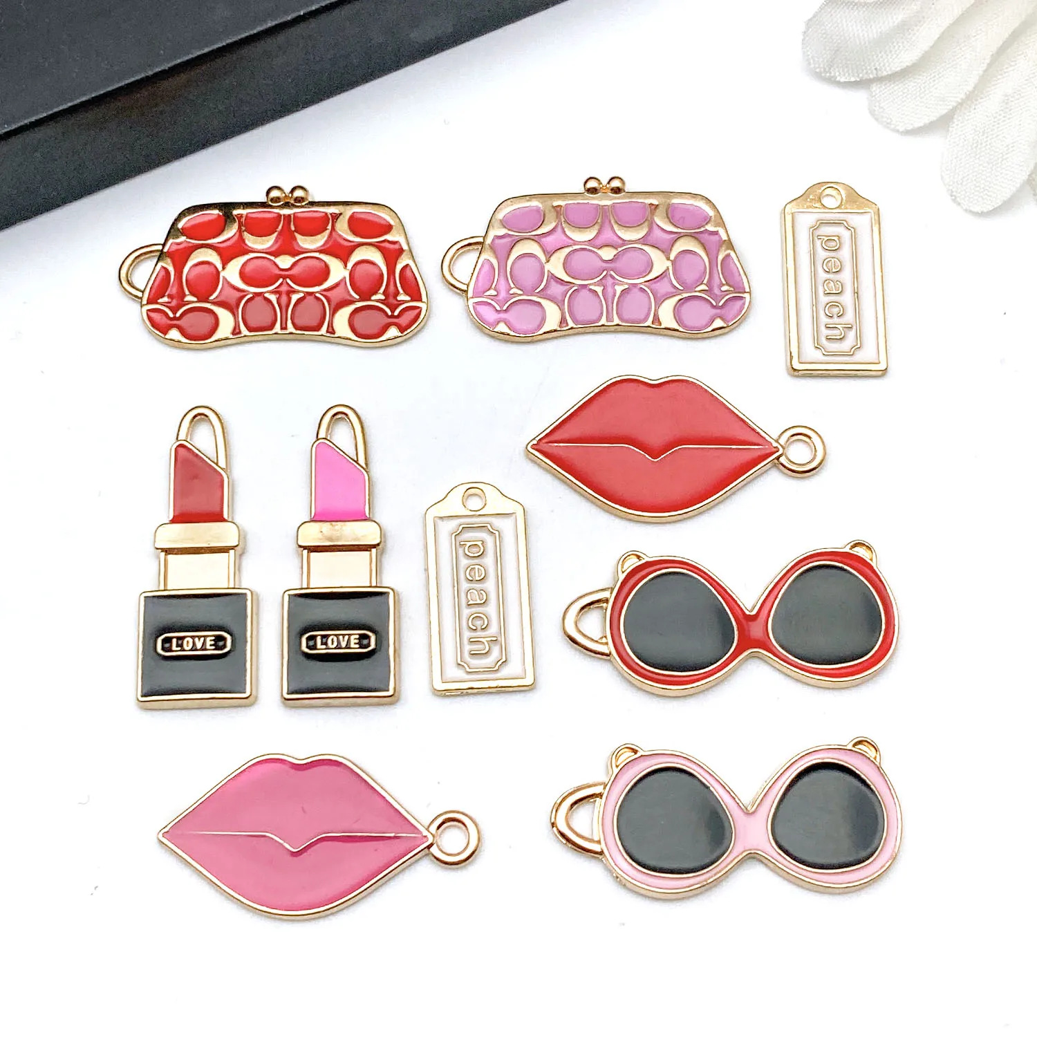 5/10 قطع من المعلقات المصنوعة من سبائك المينا للحقائب النسائية التي يمكنك صنعها بنفسك وإكسسوارات أحمر الشفاه والأساور والأقراط وسلاسل المفاتيح.