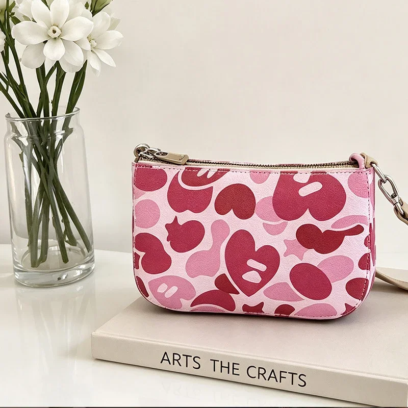 Süße Rosa Herz-Print Camouflage Hobo-Schultertasche, Vielseitige Leichte Damen-Handtasche für den Alltag, Lässige Handtasche für den täglichen Arbeitsweg – Detail 7
