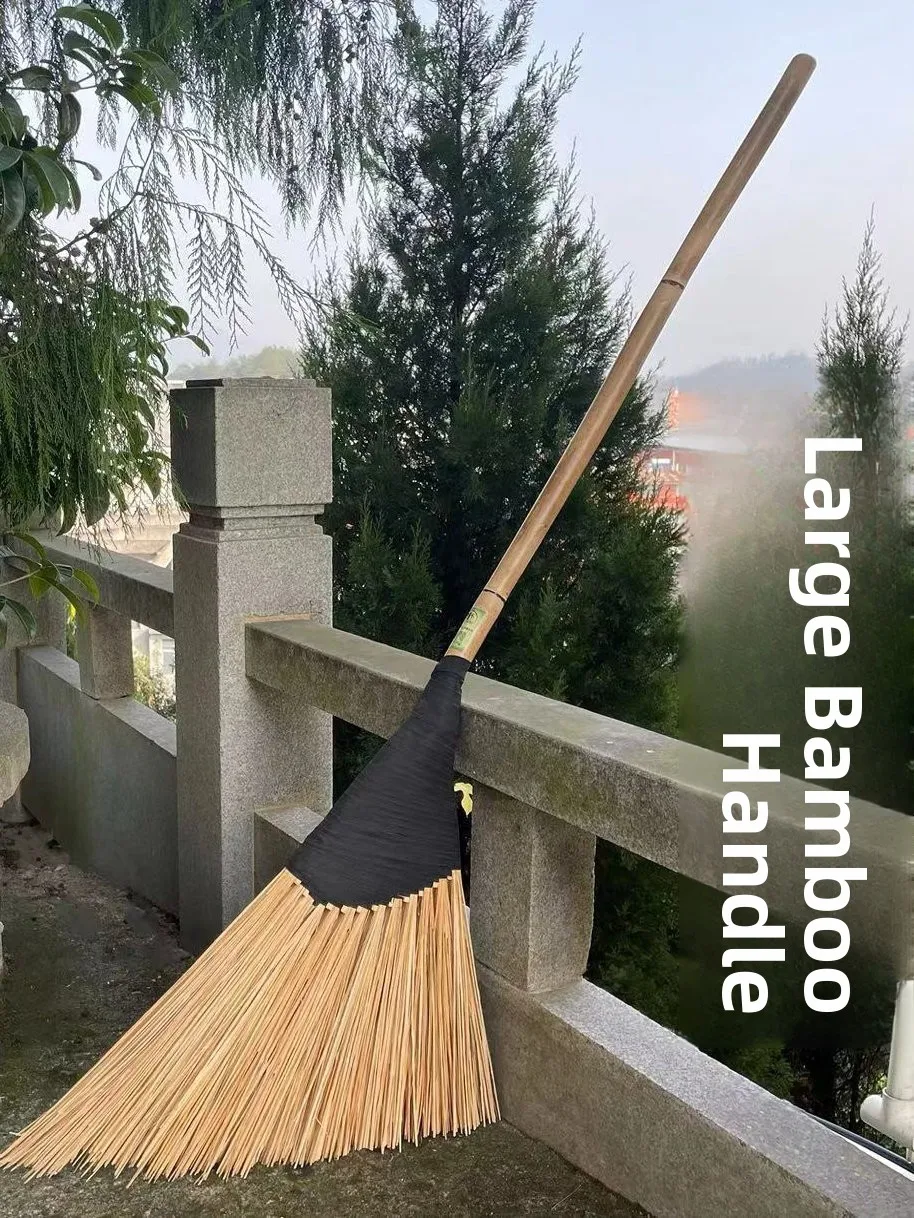 

Прочная бамбуковая метла для наружного использования в сельских областях. Инструмент для очистки, который имеет была ремонтно почти более 20000 человек.