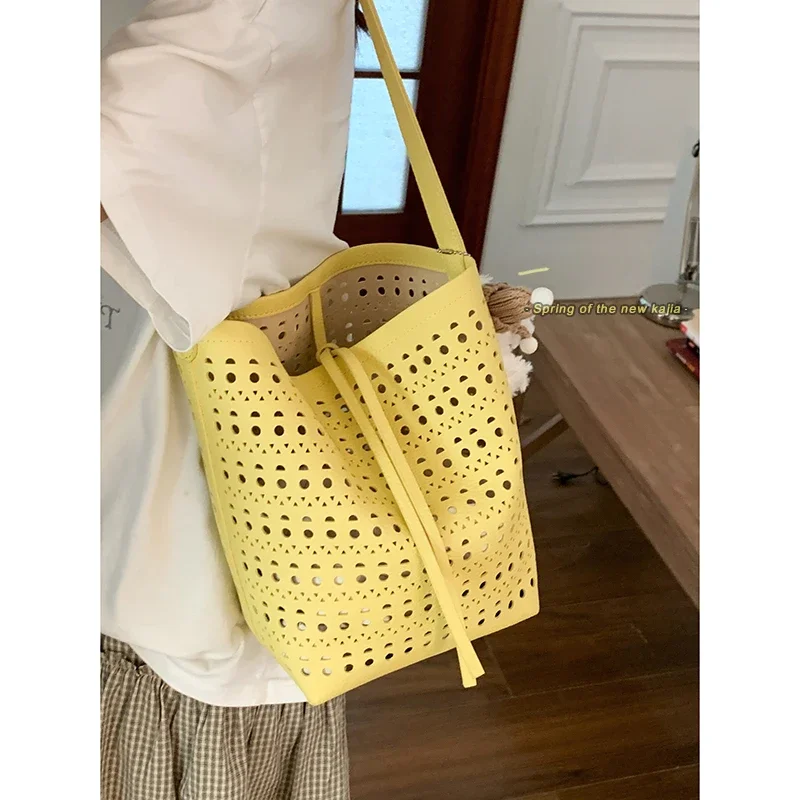 

Fashion Hollow Bucket Bags Large Capacity Crossbody Bag Korean Underarm Women 2025 New